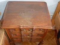 Louis xv nachttafeltje 3 laden, donkerbruin houten nachttafeltje 4 laden, tafellamp marmeren voet beige kap - afbeelding 6 van  9