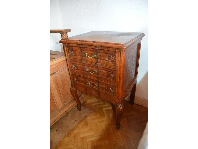 Louis xv nachttafeltje 3 laden, donkerbruin houten nachttafeltje 4 laden, tafellamp marmeren voet beige kap - afbeelding 7 van  9