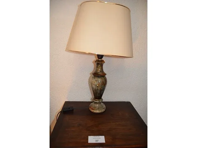 Louis xv nachttafeltje 3 laden, donkerbruin houten nachttafeltje 4 laden, tafellamp marmeren voet beige kap - afbeelding 8 van  9