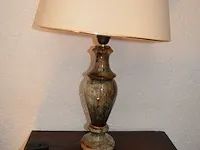 Louis xv nachttafeltje 3 laden, donkerbruin houten nachttafeltje 4 laden, tafellamp marmeren voet beige kap - afbeelding 8 van  9