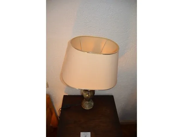 Louis xv nachttafeltje 3 laden, donkerbruin houten nachttafeltje 4 laden, tafellamp marmeren voet beige kap - afbeelding 9 van  9