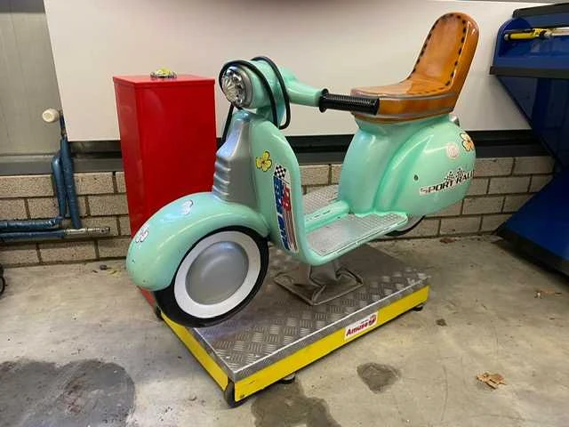 Luca - vespa - kiddy ride - afbeelding 1 van  4