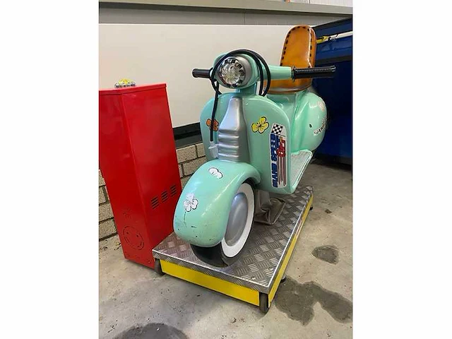 Luca - vespa - kiddy ride - afbeelding 4 van  4