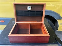 Luxe sigarenhumidor – houten sigarenkist met hygrometer en bevochtiger - afbeelding 1 van  2