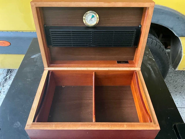Luxe sigarenhumidor – houten sigarenkist met hygrometer en bevochtiger - afbeelding 2 van  2