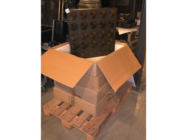Luxibel - set 4x luxibel b25 - 25 x 10w rgb amber matrix led - afbeelding 1 van  3