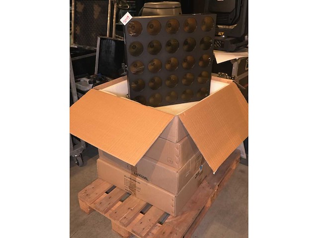 Luxibel - set 4x luxibel b25 - 25 x 10w rgb amber matrix led - afbeelding 1 van  3