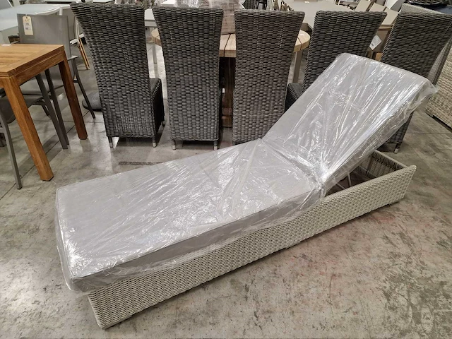 Luxury lounge liverpool ligbed wicker grijs met kussen grijs - afbeelding 1 van  6