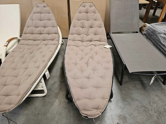 Luxury lounge surf ligbed wicker zwart met kussen taupe - afbeelding 2 van  5