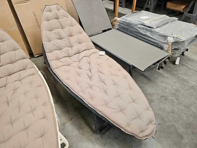 Luxury lounge surf ligbed wicker zwart met kussen taupe - afbeelding 1 van  5