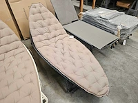 Luxury lounge surf ligbed wicker zwart met kussen taupe - afbeelding 1 van  5