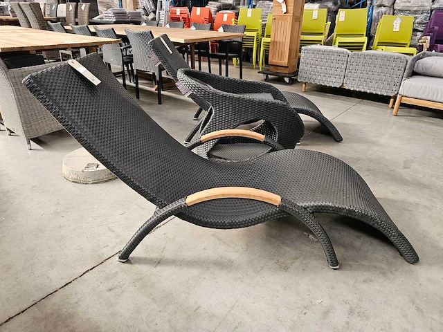 Luxury lounge wave ligbed wicker black - teak armleuning met cobra kussen - afbeelding 2 van  6
