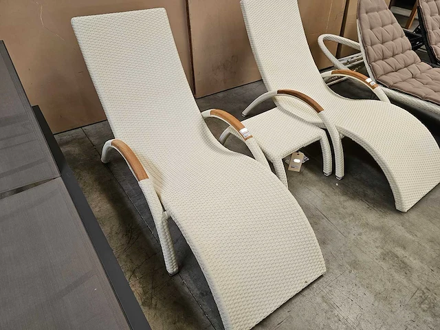 Luxury lounge wave ligbed wicker wit - teak armleuning met cobra kussen - afbeelding 1 van  6