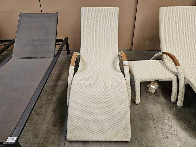 Luxury lounge wave ligbed wicker wit - teak armleuning met cobra kussen - afbeelding 2 van  6