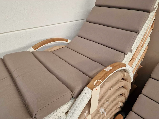 Luxury lounge wave ligbed wicker wit - teak armleuning met cobra kussen - afbeelding 6 van  6