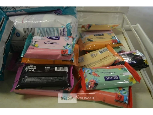 Maandverband , vochtige doekjes en cleenex - afbeelding 3 van  4