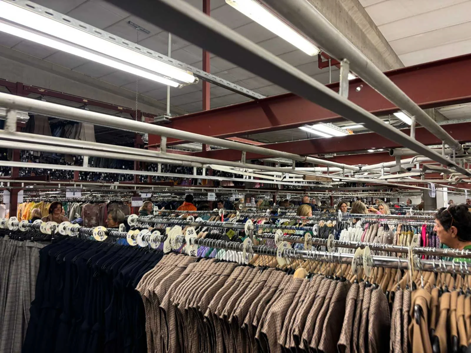 Magazijn- en kantoorinrichting & it duror fashion group wegens faillissement