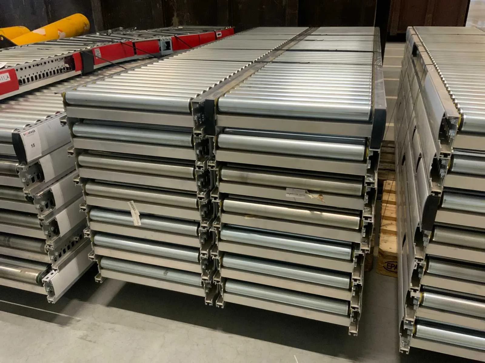Magazijninrichting, rollenbanen en transportbanden