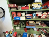 Magazijnkast met inhoud - afbeelding 2 van  19