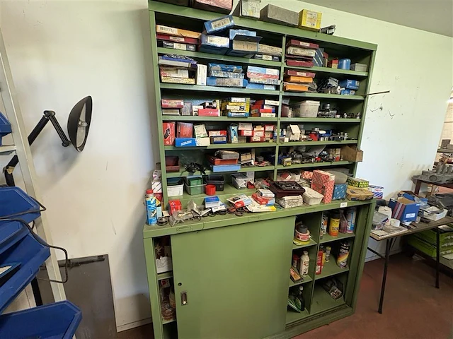 Magazijnkast met inhoud - afbeelding 1 van  19