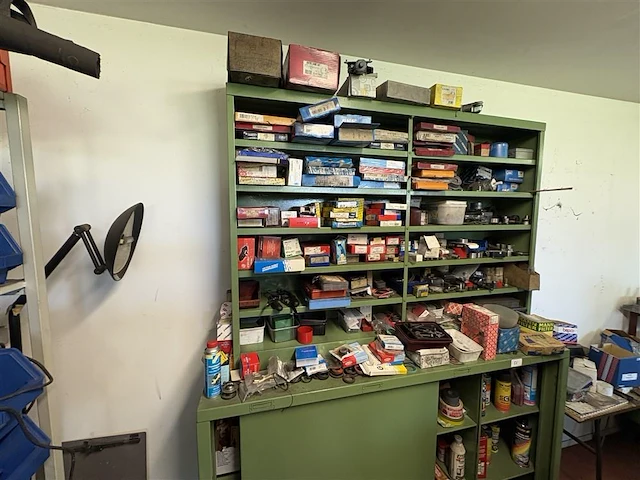 Magazijnkast met inhoud - afbeelding 13 van  19