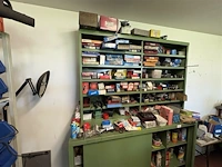 Magazijnkast met inhoud - afbeelding 13 van  19