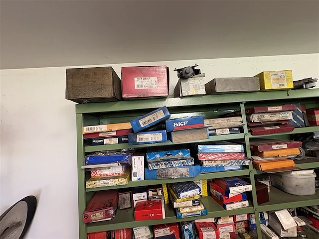 Magazijnkast met inhoud - afbeelding 15 van  19