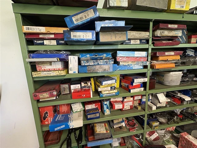 Magazijnkast met inhoud - afbeelding 16 van  19