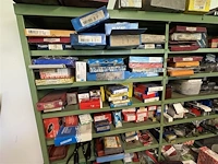 Magazijnkast met inhoud - afbeelding 16 van  19