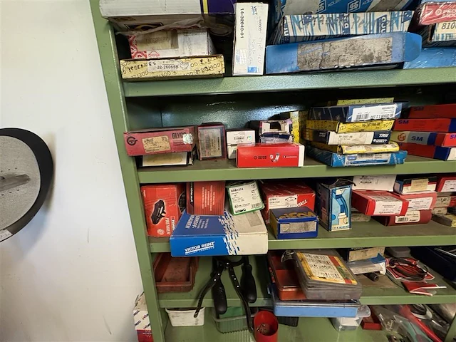 Magazijnkast met inhoud - afbeelding 17 van  19