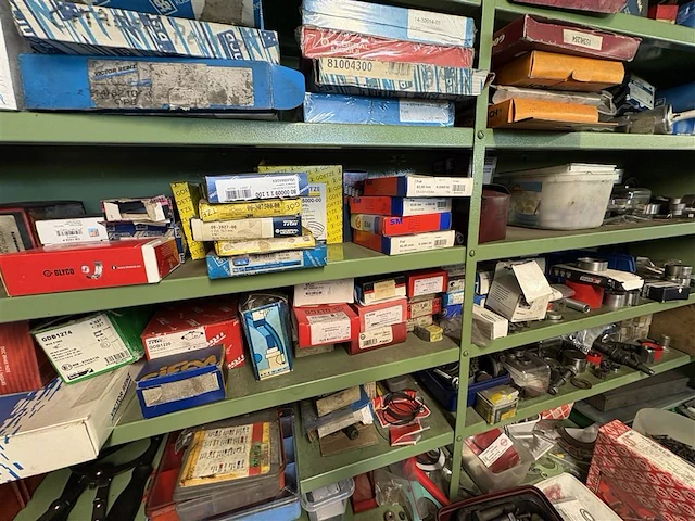 Magazijnkast met inhoud - afbeelding 18 van  19