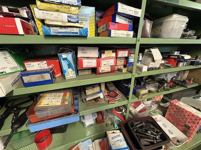 Magazijnkast met inhoud - afbeelding 19 van  19