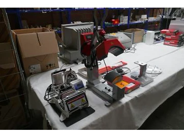 Magazijnveiling : diverse goederen uit faling (tuingereedschap, werktuigen, drukkerijmachines, decoratie...)