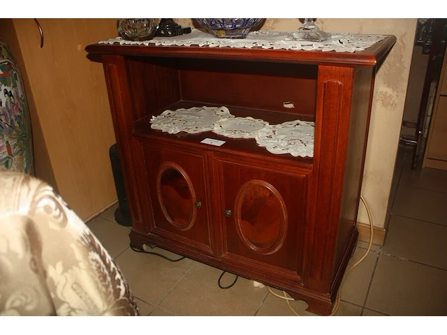 Mahonie houten tv kastje 2 deuren afm. h 80 b 87 cm - afbeelding 3 van  3