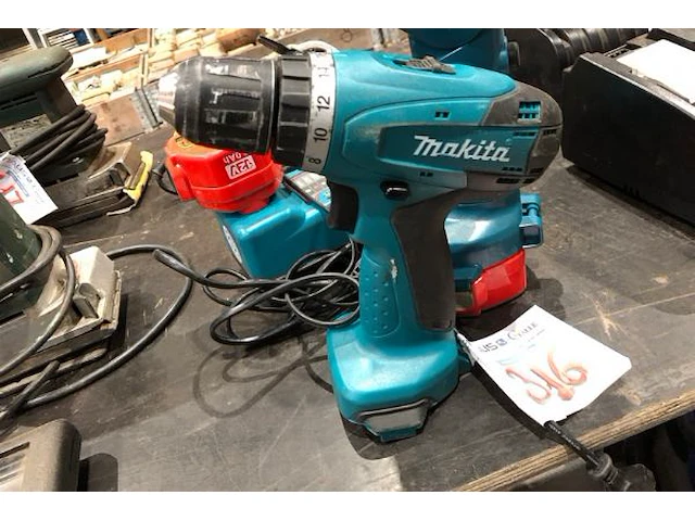 Makita accu schroefmachine 12v met acculader, accu en zaklamp - afbeelding 2 van  8