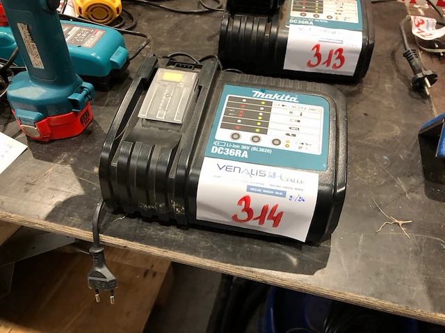 Makita acculader 36v - afbeelding 1 van  3