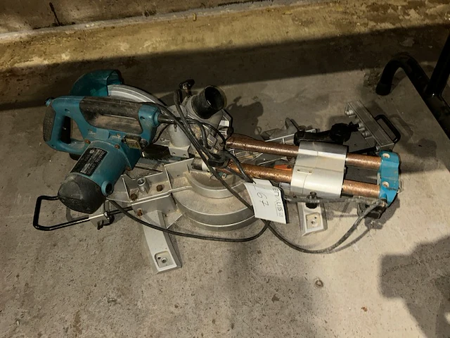 Makita afkortzaag - afbeelding 1 van  5