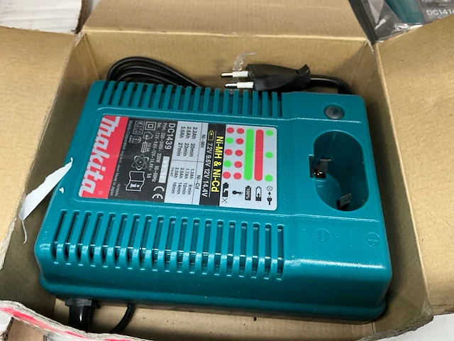 Makita batterijlader (2x) - afbeelding 3 van  3