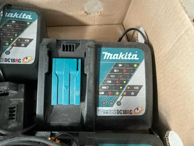 Makita dc18rc acculaders (6x) - afbeelding 2 van  2