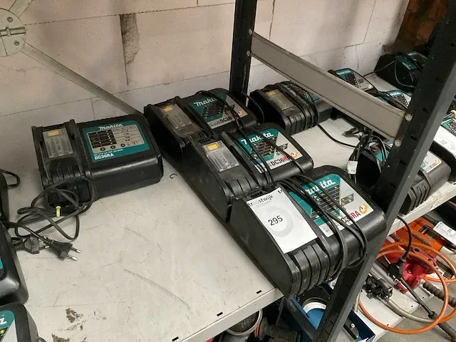 Makita dc36ra acculader (4x) - afbeelding 1 van  4