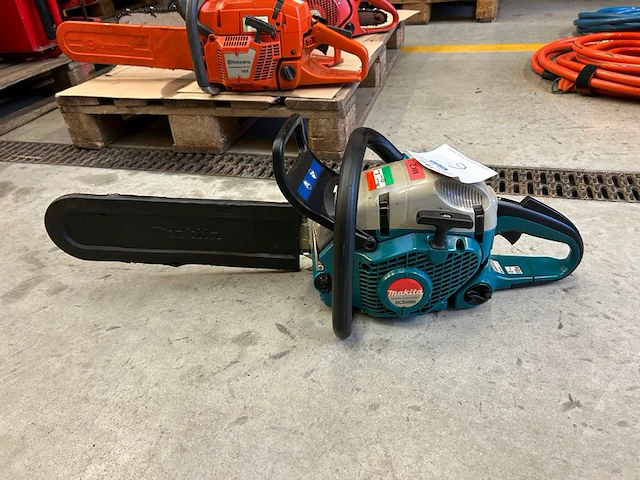 Makita kettingzaag - afbeelding 1 van  6