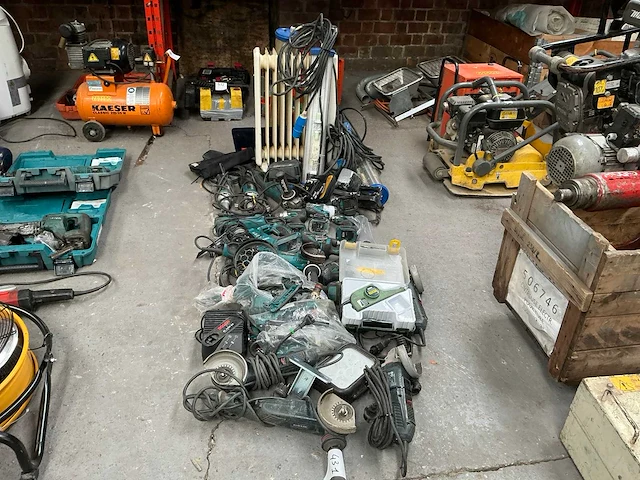 Makita partij te herstellen accu- en elektrische machines - afbeelding 1 van  5