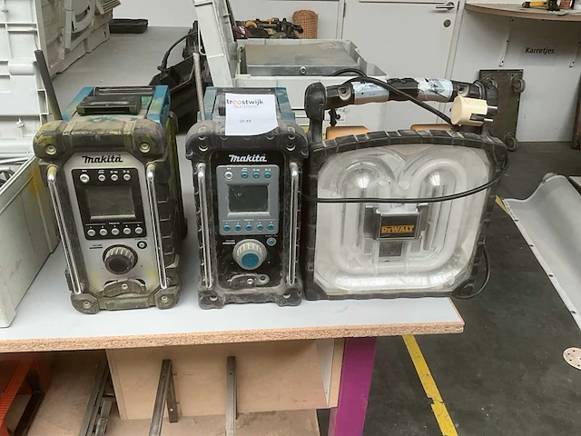Makita werfradio (2x) - afbeelding 1 van  3