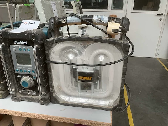 Makita werfradio (2x) - afbeelding 3 van  3