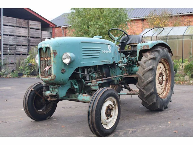 Man - 1961 - oldtimer tractor - afbeelding 1 van  21