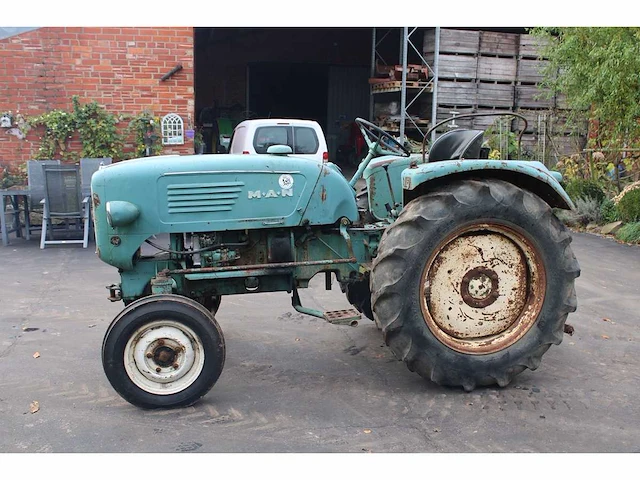 Man - 1961 - oldtimer tractor - afbeelding 12 van  21