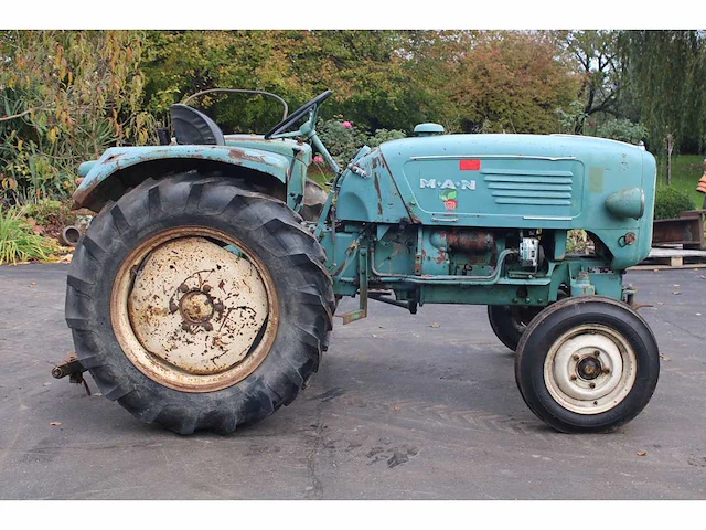 Man - 1961 - oldtimer tractor - afbeelding 18 van  21