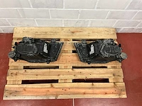 Man set koplampen vrachtwagen - afbeelding 9 van  17