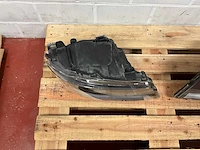 Man set koplampen vrachtwagen - afbeelding 12 van  17