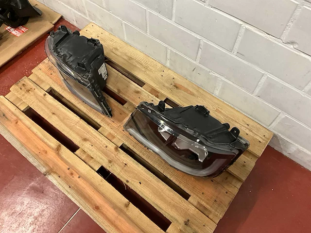 Man set koplampen vrachtwagen - afbeelding 14 van  17